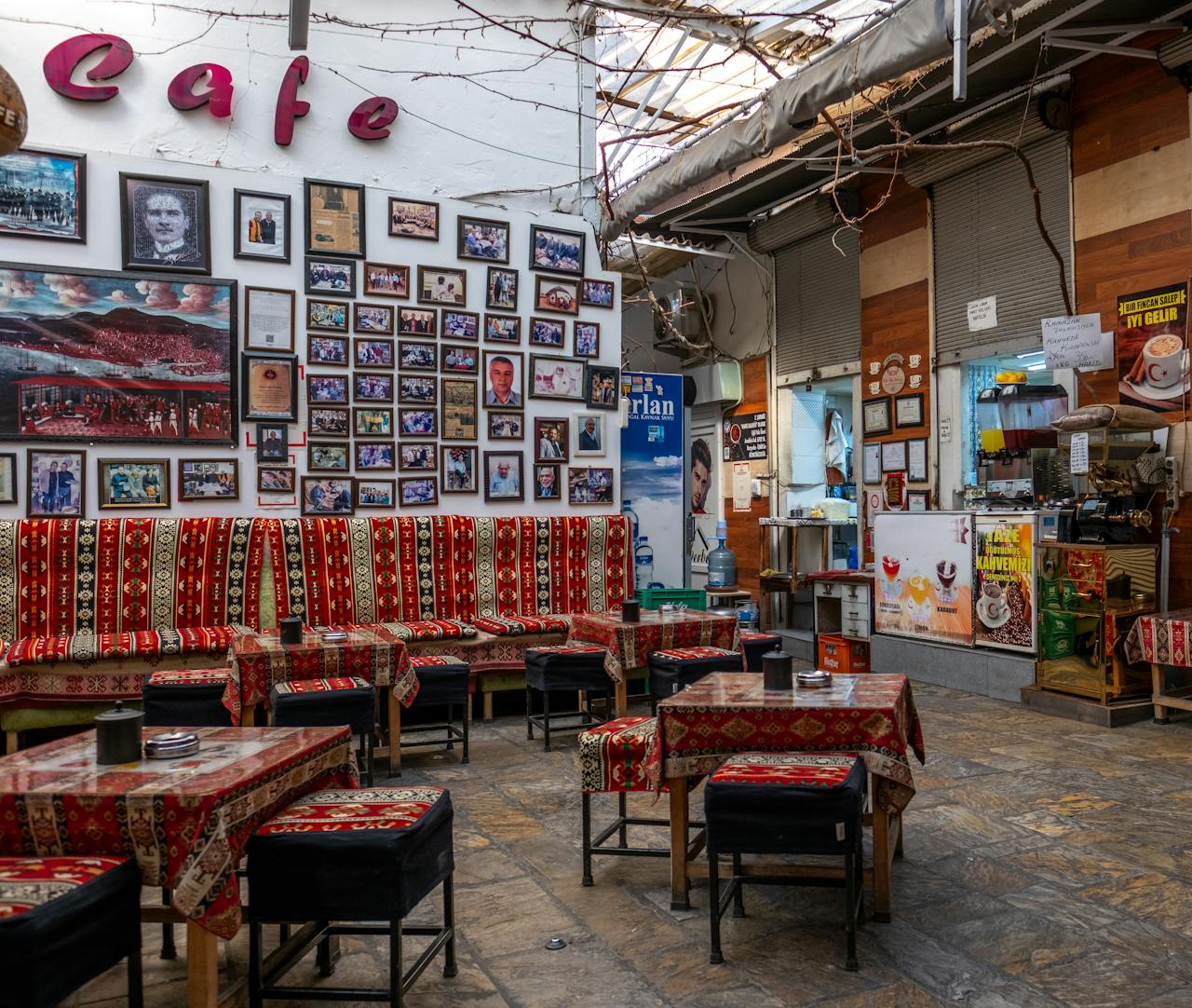 services-01 Colorful traditional Turkish café interior with decorations and seating in İzmir, Türkiye.